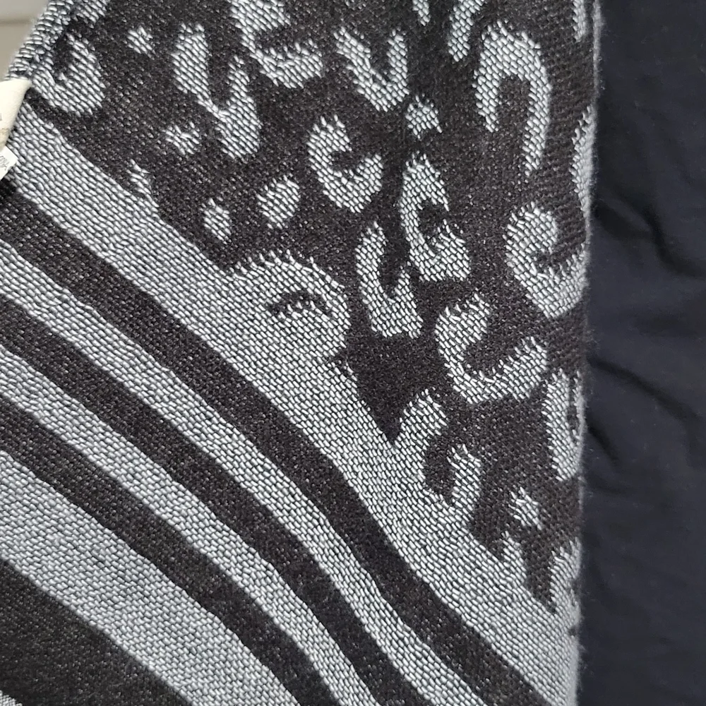 Southern Stitch Women's Leopard Knit Woven Poncho Cape O/S Black Gray Fringe - Picture 9 of 12